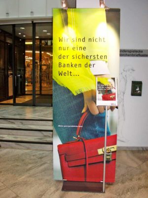 Gery Display System als hochwertiger & individuell-bedruckbarer Werbeträger. Für Innen- & Aussenbereich. Schnell montiert & praktisch geliefert. Swiss made.