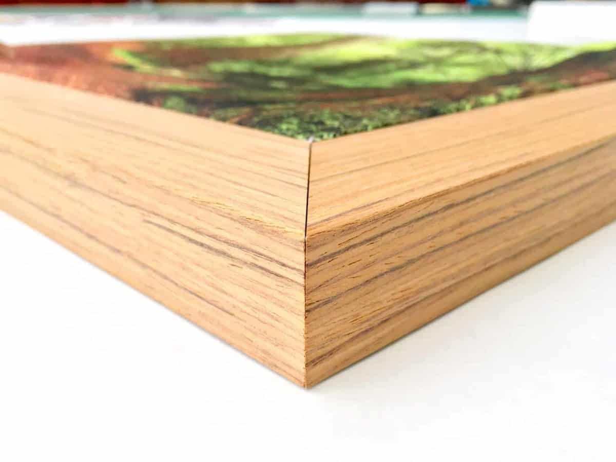 Woodframe. Ce cadre en alu est rehaussé d’un placage en bois véritable qui revêt une fonction décorative. Le bois se marie avec le tissu dans une symbiose harmonieuse.