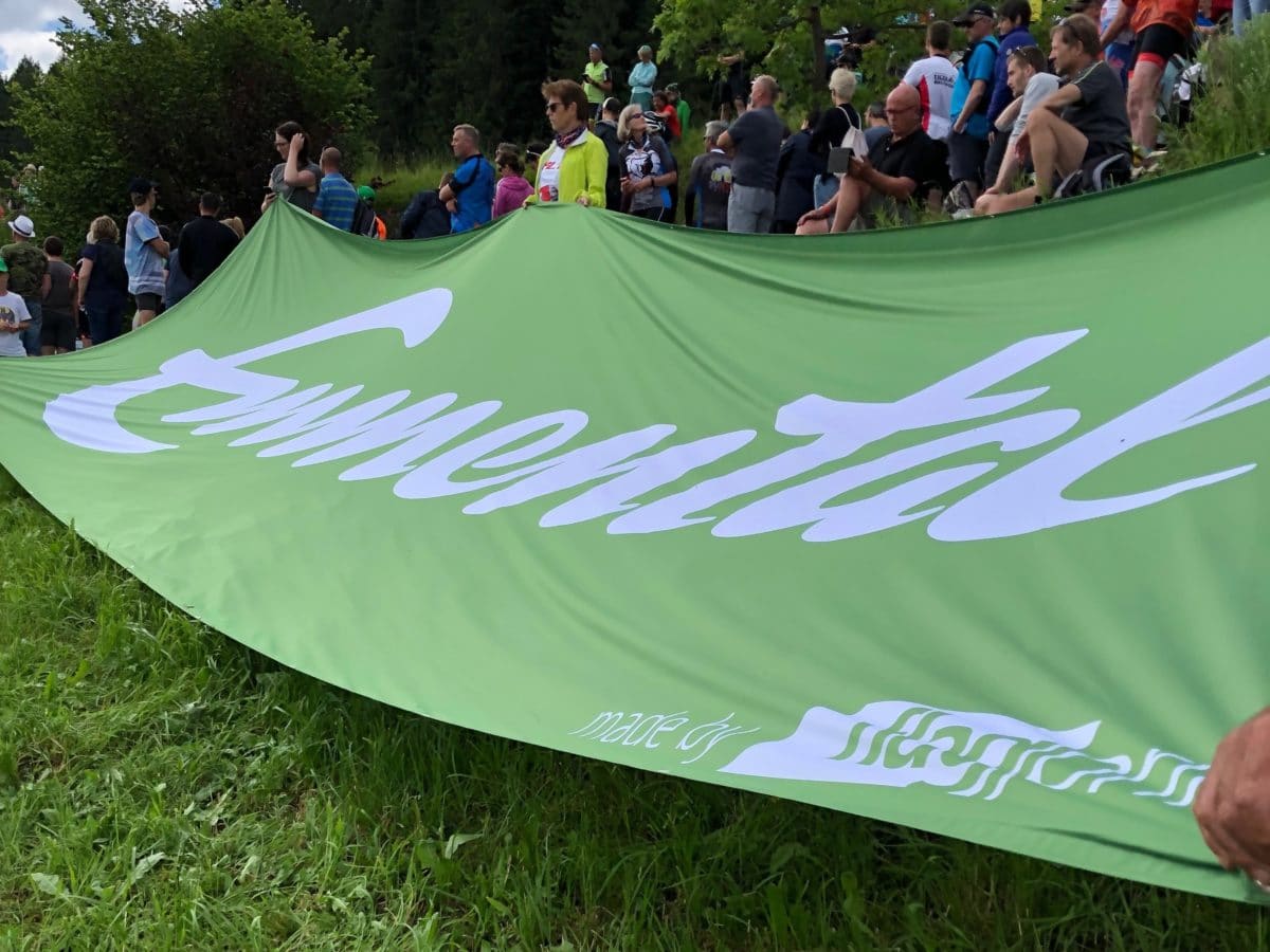 Die flagprint-Fahne an der Tour de Suisse. Die Fahrer wurden auf dem Chuderhüsistutz mit der Fahne angefeuert.