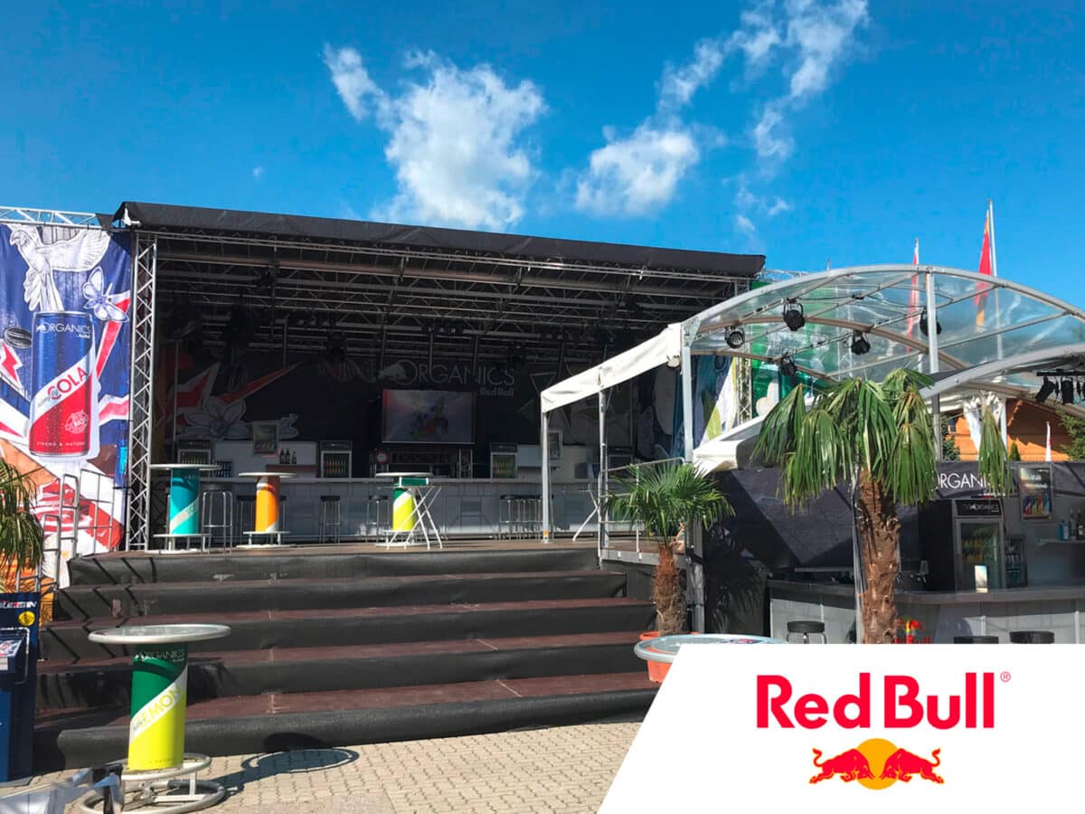 Am Beach Volleyball Major in Gstaad rüstete flagprint die Red Bull Organics Bar mit 10 Meter grossen Bannern aus.