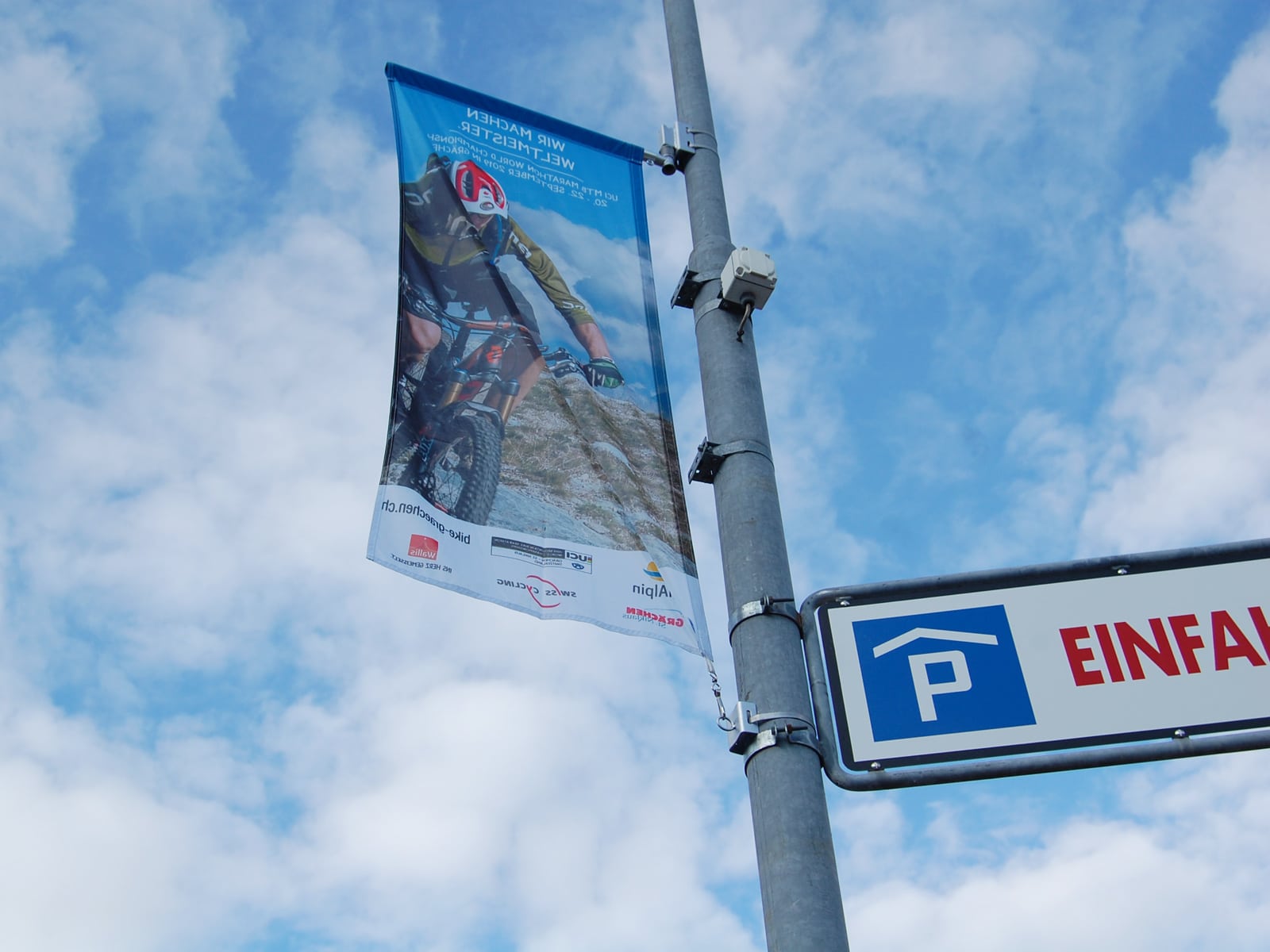 Für die UCI Mountainbike Marathon Weltmeisterschaft in Grächen machte die Walliser Feriendestination mit 60 Kandelaberfahnen von flagprint auf den Bike-Event aufmerksam
