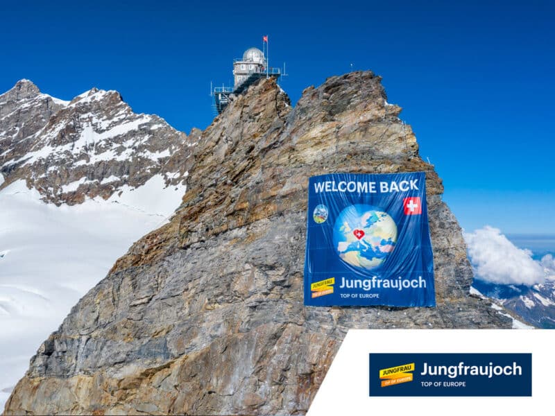 An der Wiedereröffnung des Jungfraujochs zierte ein 20 x 20-Meter-Megabanner von flagprint den Felsen unterhalb der Aussichtsplattform.