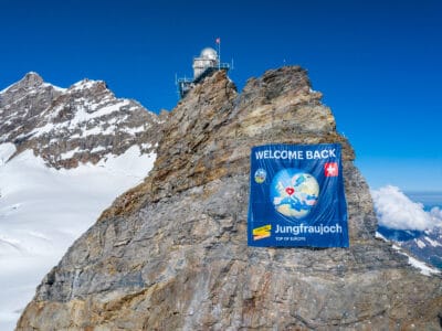 An der Wiedereröffnung des Jungfraujochs zierte ein 20 x 20-Meter-Megabanner von flagprint den Felsen unterhalb der Aussichtsplattform.