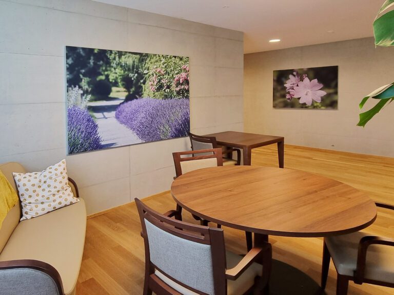 Eleganter Alurahmen mit individuell-bedrucktem Stoff. Das aluframe Wandbid ist in allen Grössen verfügbar. Stoff jederzeit einfach auswechselbar. Für Events, POS, Hotel, Gastro & Büro.