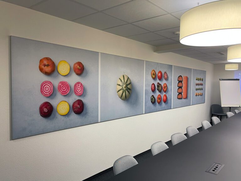 Eleganter Alurahmen mit individuell-bedrucktem Stoff. Das aluframe Wandbid ist in allen Grössen verfügbar. Stoff jederzeit einfach auswechselbar. Für Events, POS, Hotel, Gastro & Büro.