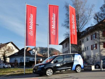 Werbefahnen. Auffälliger Werbeträger aus leichtem, individuell-bedrucktem Fahnenstoff. Geeignet für langfristigen Einsatz. Für Ihre wirkungsvolle Standortwerbung.