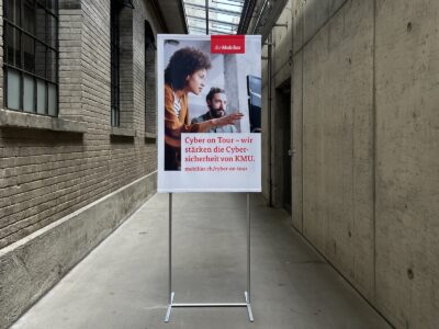 Das doppelseitige Flex Display revolutioniert den mobilen Marketingeinsatz durch seine blitzschnelle und einfache Aufbauweise. Ideal für dynamische Werbekampagnen, bietet es maximale Sichtbarkeit auf beiden Seiten, um Ihre Botschaft effektiv zu verbreiten. Leicht, transportabel und vielseitig einsetzbar, ist es die perfekte Lösung für Messen, Events und POS-Aktionen.