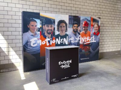 Pop Up Frame mit individuell-bedrucktem Textil eignet sich als mobile Messewand & Rückwand im Innenbereich. Praktischer Transport & blitzschnelle Montage.