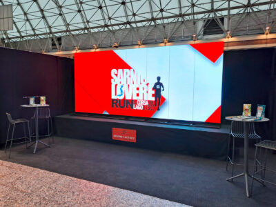 Entdecken Sie das digiframe Event – die digitale Stele, die Ihre Marke in neuem Glanz erstrahlen lässt! Ausgestattet mit einem hochauflösenden LED-Display und einem integrierten Media Player, spielt sie Videos, Animationen, Bilder und auf Wunsch auch Ton in Endlosschleife ab. Die schlanke Stele fügt sich elegant in jede Umgebung ein – ob im Ladengeschäft, auf Messen oder in Ausstellungsräumen.