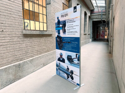 Das foldframe ist ein hochwertiger, faltbarer Klapprahmen aus eloxiertem Aluminium, speziell für den Innenbereich entwickelt. Dank integrierter Verbinder auf beiden Rahmenseiten lässt er sich schnell und werkzeuglos montieren handhaben – ideal für jeden, der eine mobile und zugleich robuste Präsentationsmöglichkeit sucht.