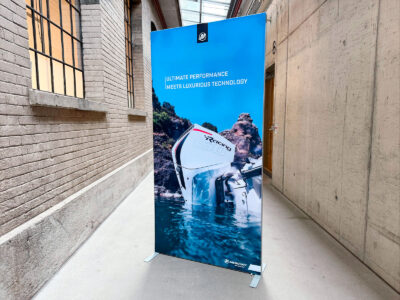 Das foldframe ist ein hochwertiger, faltbarer Klapprahmen aus eloxiertem Aluminium, speziell für den Innenbereich entwickelt. Dank integrierter Verbinder auf beiden Rahmenseiten lässt er sich schnell und werkzeuglos montieren handhaben – ideal für jeden, der eine mobile und zugleich robuste Präsentationsmöglichkeit sucht.