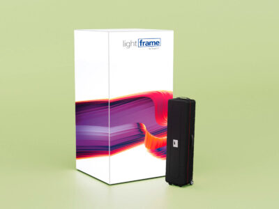 Entdecken Sie den lightframe Tower LF400 – die leuchtende Displaysäule, die Ihre Werbebotschaft aus jedem Blickwinkel in Szene setzt! Ausgestattet mit einer kraftvollen LED-Hinterleuchtung ermöglicht der LF400 eine gleichmässige Ausleuchtung Ihrer Motive und zieht Blicke auf Messen, in Ladengeschäften oder bei Events magisch an.
