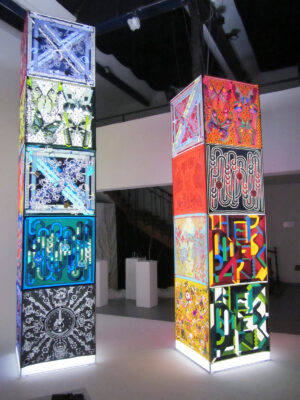 Entdecken Sie den lightframe Tower LF400 – die leuchtende Displaysäule, die Ihre Werbebotschaft aus jedem Blickwinkel in Szene setzt! Ausgestattet mit einer kraftvollen LED-Hinterleuchtung ermöglicht der LF400 eine gleichmässige Ausleuchtung Ihrer Motive und zieht Blicke auf Messen, in Ladengeschäften oder bei Events magisch an.