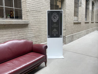 Die digiframe totem bietet eine eindrucksvolle Präsenz in Eingangsbereichen oder als zentraler Punkt in öffentlichen Räumen, ideal für Digital-Out-of-Home (DOOH) Marketing.