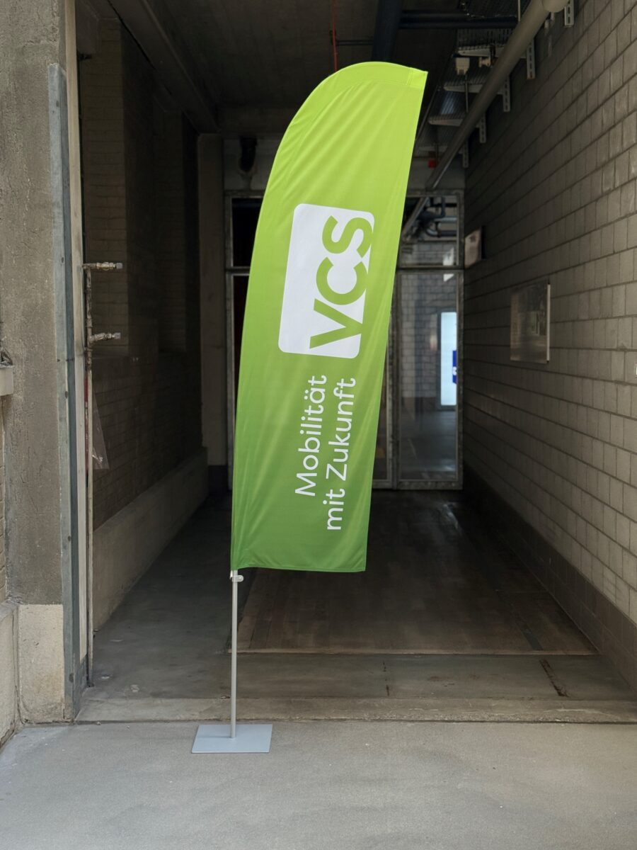 Easyflag / Beachflag mit individuellem Sujet. Werbeträger geeignet für mobilen Einsatz an Events. In praktischer Tasche geliefert. Montiert innert Sekunden.