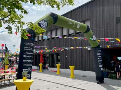 Der Aufblasbare Event Torbogen ist der ultimative Blickfang für jedes Event und sorgt für einen professionellen und eindrucksvollen Auftritt. Ob als Start- und Zielbogen bei Sportveranstaltungen, als Eyecatcher auf Messen oder als Eingangsportal bei Festivals – der Eventbogen bietet maximale Aufmerksamkeit und eine unverwechselbare Markenpräsenz.
