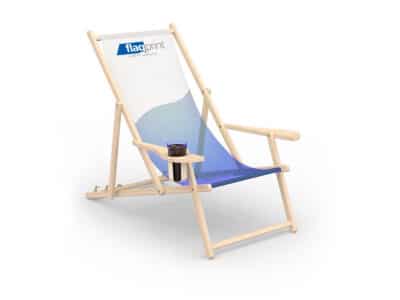Der Liegestuhl ist die ideale Wahl, um Komfort und Design gekonnt zu verbinden. Ob an der Messe, im Garten, auf der Terrasse oder am Strand – der hochwertige Holzliegestuhl überzeugt durch seine natürliche Optik und hohe Stabilität. Dank der Möglichkeit, den Liegestuhl individuell bedruckt zu gestalten, wird jede Sitzgelegenheit zu einer unverwechselbaren Markenbotschaft oder einem persönlichen Lieblingsplatz.