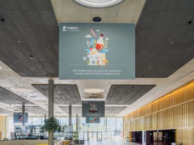 BEX25 Werbeflaeche FH Haengebanner Foyer 05